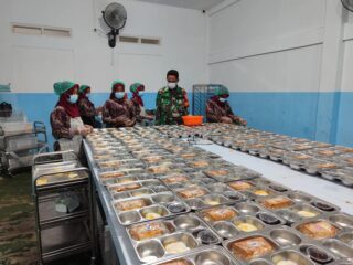 Koramil 1608-01/Rasanae Dampingi Dan Cek Menu Makan Bergizi Gratis Untuk 3.500 Siswa Kota Bima