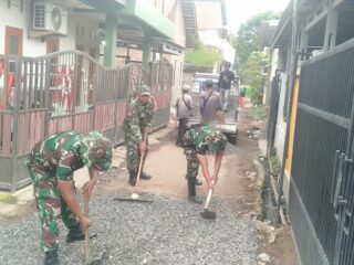 Personel Kodim 0614/Kota Cirebon Laksanakan Pengerasan Dan Pengaspalan Jalan Pada Program BSMSS 2025
