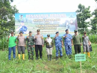 Sinergitas Perhutani KPH Jombang Dan TNI/ Satrad 405, Tanam Ribuan Jati Bentuk Tanggung Jawab Kelestarian Hutan