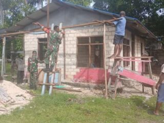 Wujud Kemanunggalan TNI, Babinsa Posramil Biak Timur Gotong Royong Bangun Rumah Warga