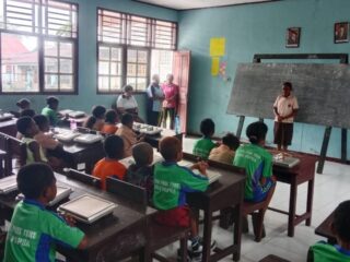 Babinsa Serui Kawal Program MBG Di SD YPK Peniel Turu