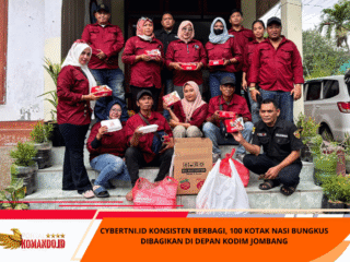 CYBERTNI.ID Konsisten Berbagi, 100 Kotak Nasi Bungkus Dibagikan Di Depan Kodim Jombang
