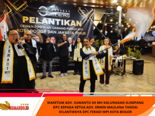 Waketum Adv. Suwanto SH MH kalungkan Slempang DPC kepada Ketua Adv. Erwin Maulana Tandai Dilantiknya DPC FERADI WPI Kota Bogor